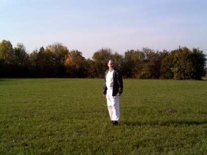 Trainer cool in Herbstwiese