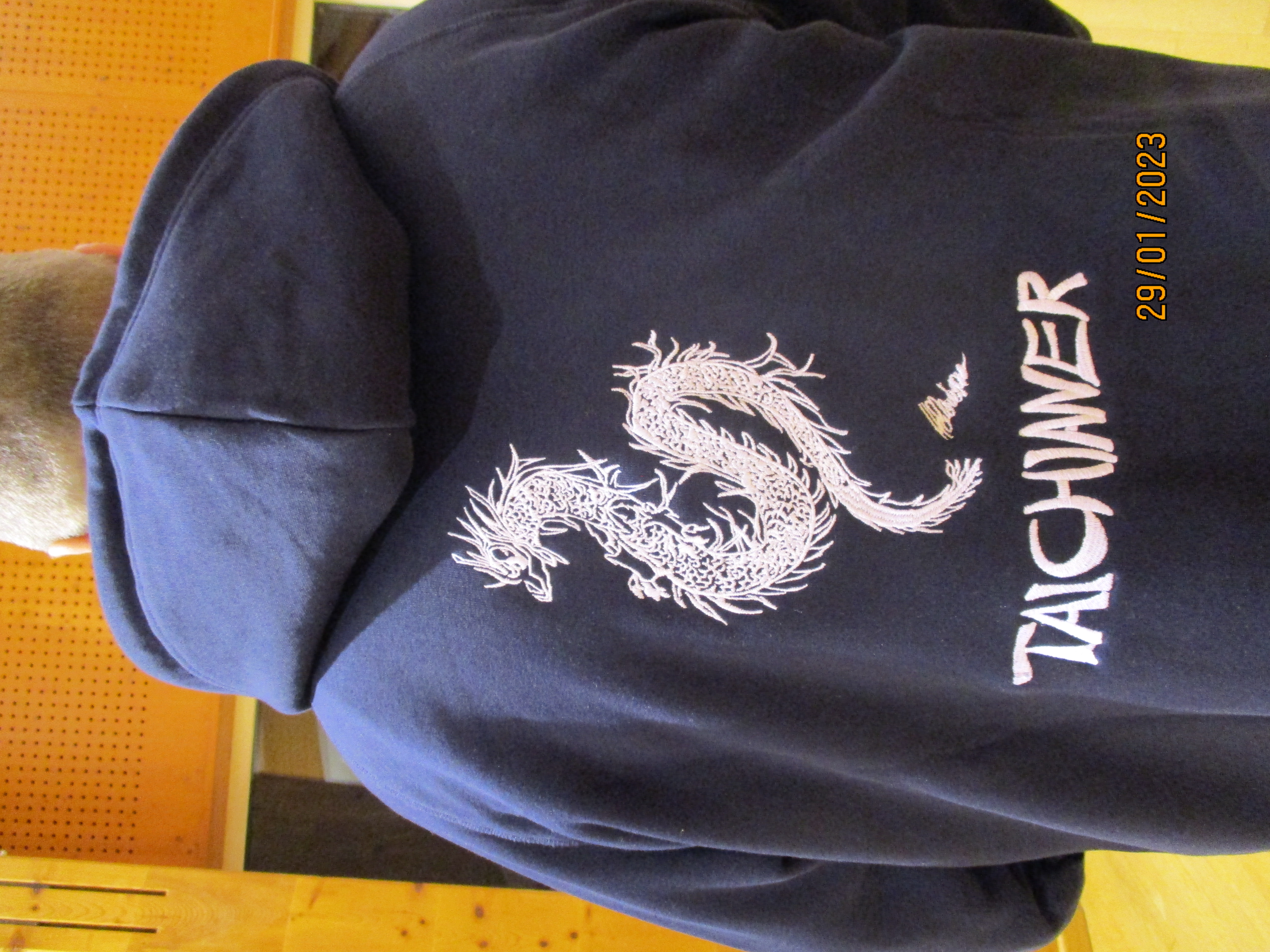 Vereinsjacke mit weißem Drachen und Aufschrift